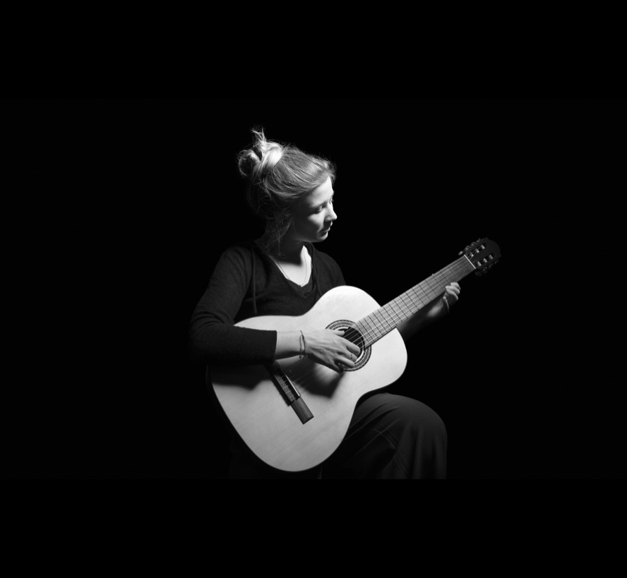 Bild von Mareike an der Gitarre